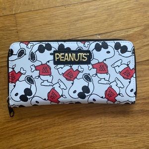Peanuts zip around wallet